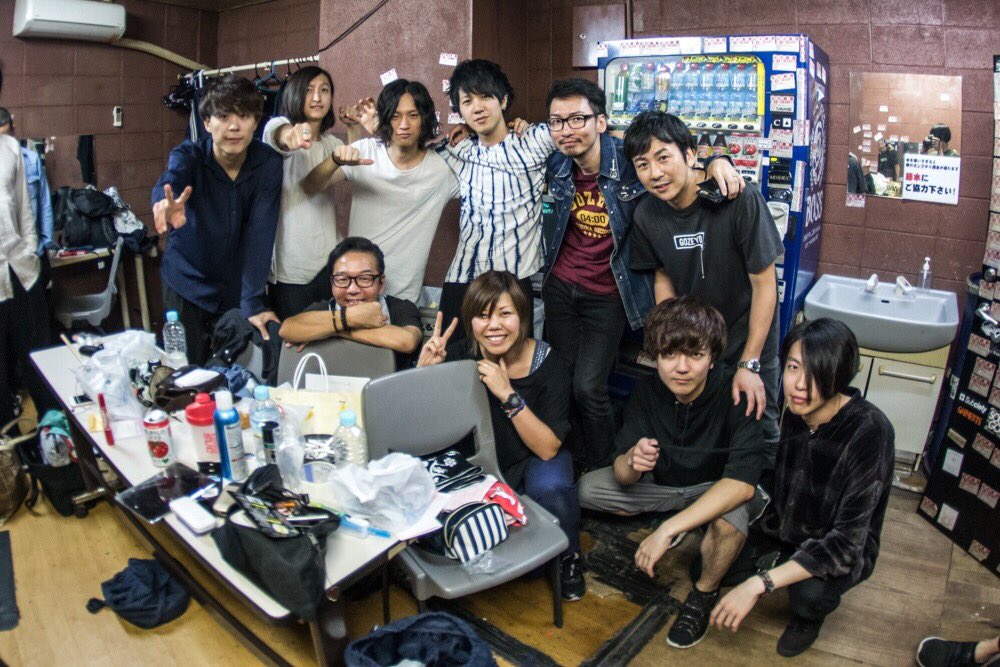 025Labo's tweet photo. “午前四時、朝焼けにツキ” × “KIZUNA RECORDS” × “025Labo.”
2017年9月30日、ゴゼヨ解散。ゴゼヨ第2章の始動と共に025Labo.は結成され、約2年半に渡って素晴らしい時間をたくさん共有させて���きました。本当にありがとう！ https://t.co/reW0DxuI81