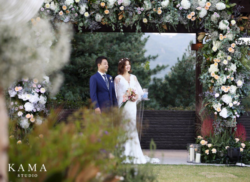 Korseries's tweet photo. 💘ภาพบรรยากาศพิธีวิวาห์ของ อีชียอง กับ แฟนหนุ่มนอกวงการ จัดขึ้นเมื่อวานนี้✨ ยินดีด้วยนะคะ☺️🎊 https://t.co/Pwr5PtjqwZ