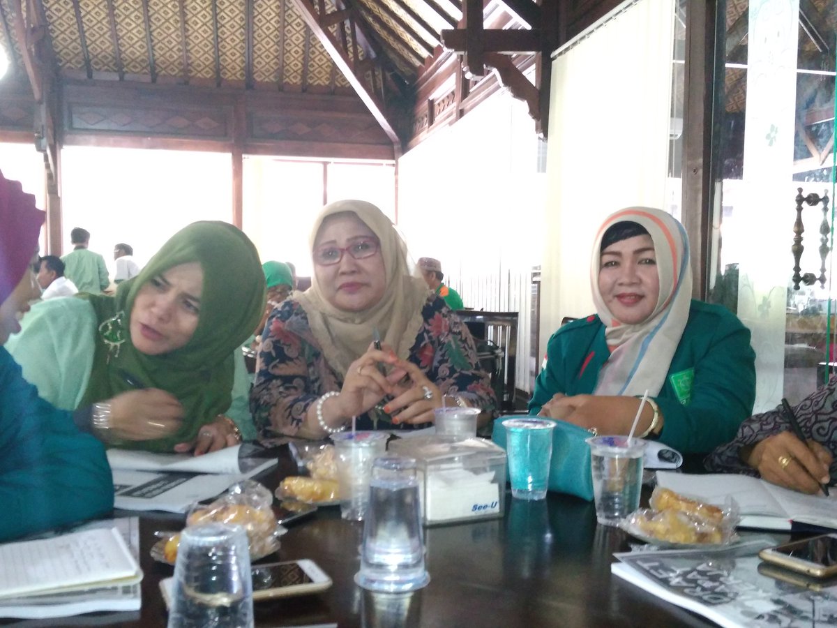 NengFiro2's tweet photo. Rapatkan Barisan, menata semua potensi unt menjemput Kemenangan dg Santun. Workshop &amp; Rakorcab @LPP_PKBGresik @DPCPKBGresik @TimenPKBJatim https://t.co/SvsZNfO2J9