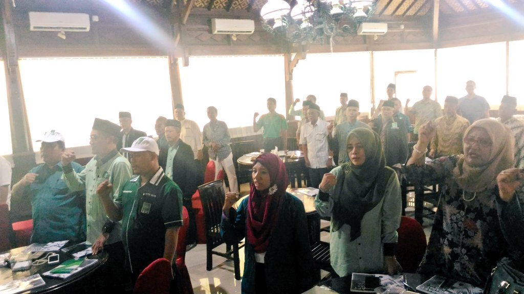 NengFiro2's tweet photo. Rapatkan Barisan, menata semua potensi unt menjemput Kemenangan dg Santun. Workshop &amp; Rakorcab @LPP_PKBGresik @DPCPKBGresik @TimenPKBJatim https://t.co/SvsZNfO2J9