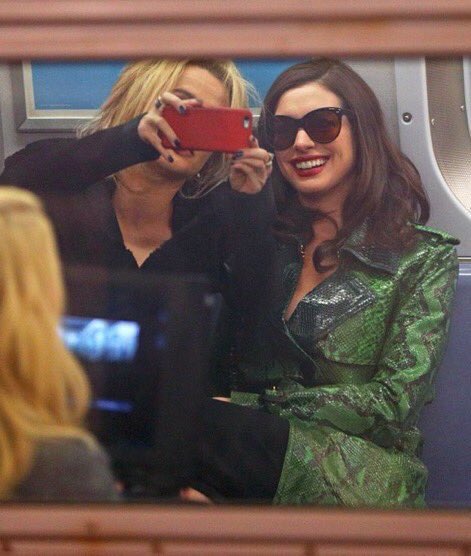 helenasbcarter's tweet photo. helena bonham carter and anne hathaway being cute girlfriends https://t.co/n12t6PF8zW