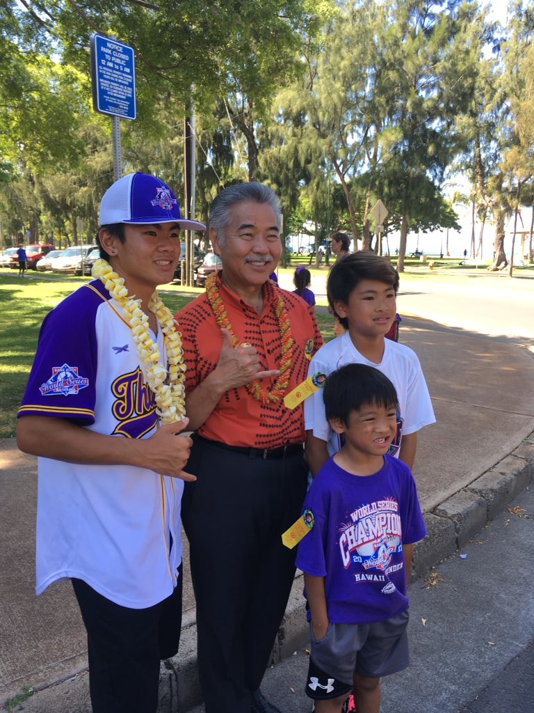 GovHawaii's tweet photo. Proud of our little league champs from Pearl City, Hawai`i thunder! Honored to be a part of the #AlohaFestivals2017 celebrations 🤙🏼 https://t.co/1viNN2rUBc