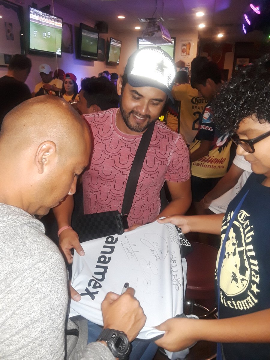 bettyponce05's tweet photo. Firma de autografos leyendas club América https://t.co/VM6rGYnnDJ