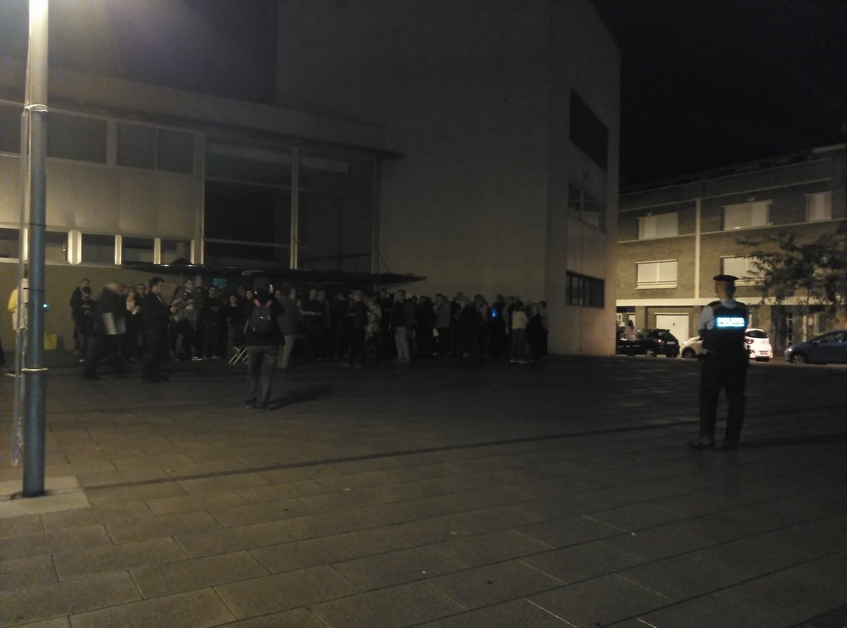 Neus89's tweet photo. Al CAP Bartomeu Fabrés de #Gavà ja unes 130 persones protegint l'entrada del col·legi a l'espera que obrin @GavaxIndep #escolesobertes https://t.co/fq2e0FzbvT