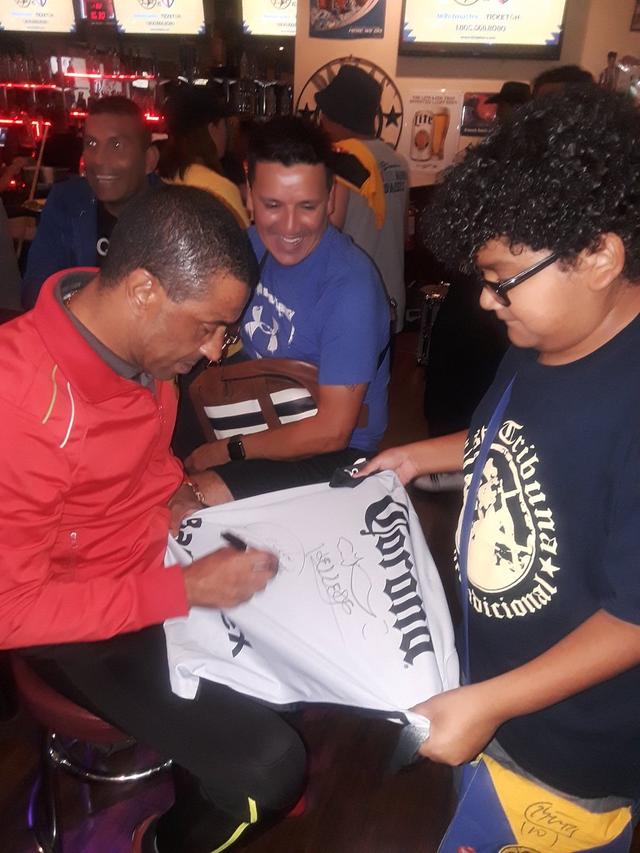 bettyponce05's tweet photo. Firma de autografos leyendas CLUB AMERICA https://t.co/CkA03dvCjL
