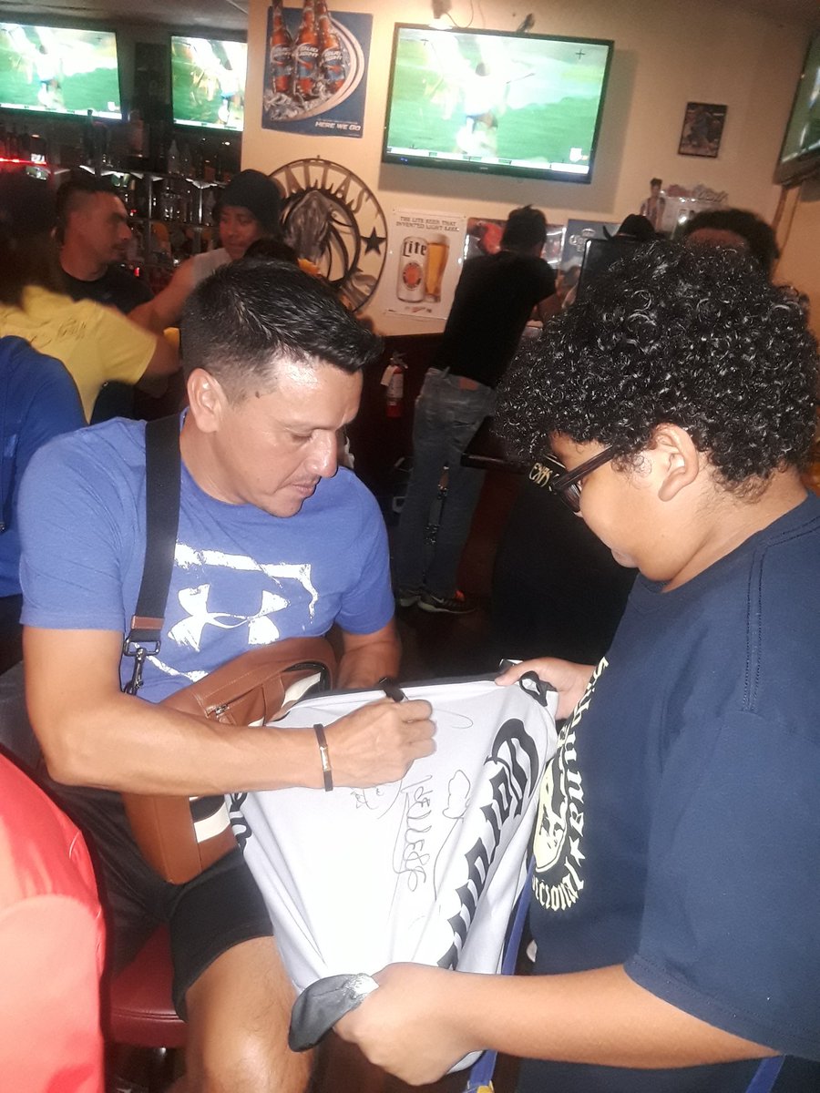 bettyponce05's tweet photo. Firma de autografos leyendas CLUB AMERICA https://t.co/CkA03dvCjL