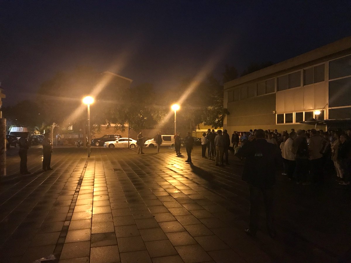 daveza72's tweet photo. A #Gavà tot en ordre, 2 mossos s’ho miren tot guardant la distància #bonDia #Votarem #Referendum #Il.lusió #diaHistòric https://t.co/KmiZUzENTO