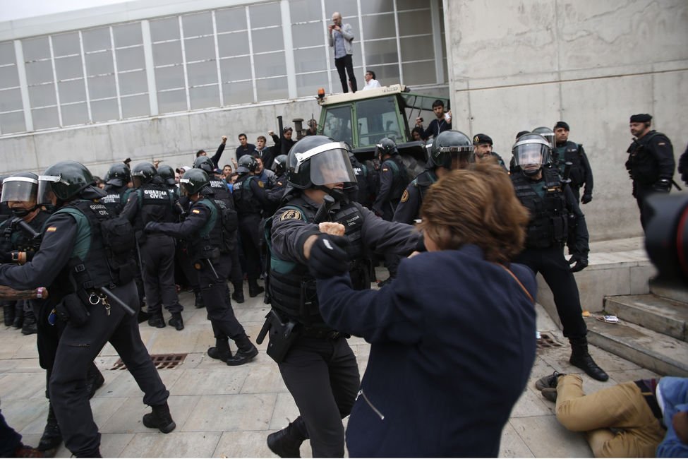 takethesquare's tweet photo. Impressive gallery of police repression in @eldiarioes. CC Licence https://t.co/Ug1l07Clji
#CatalanReferendum  #RajoyDimision #AgenciaUO https://t.co/i7XiarzS4E