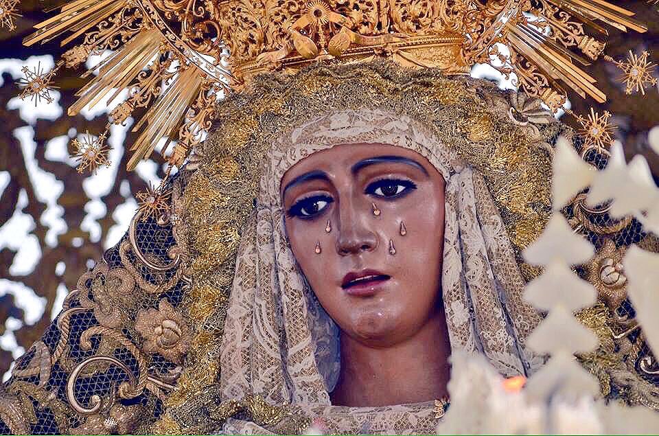 trianeradtriana's tweet photo. Las lágrimas que le caen le van lavando la pena a mi Esperanza trianera. https://t.co/4s4GzSU5X2