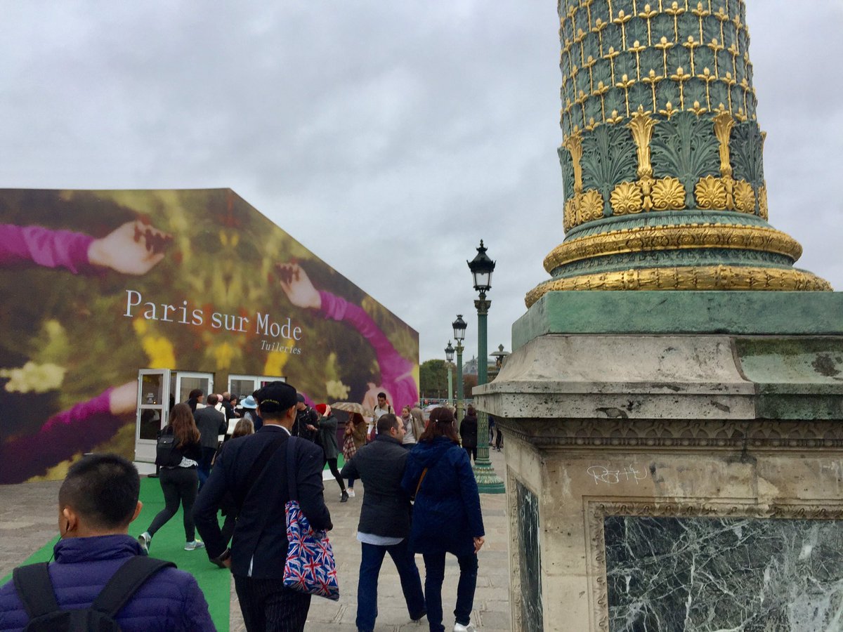 epcomunicacion's tweet photo. @premiereclasse la feria chic de moda que se celebra paralelamente a la #PFW #ParisSurMode #Tulleries #EquipoEPCenParis #FelizDomingo https://t.co/qLwvxc3Bvr