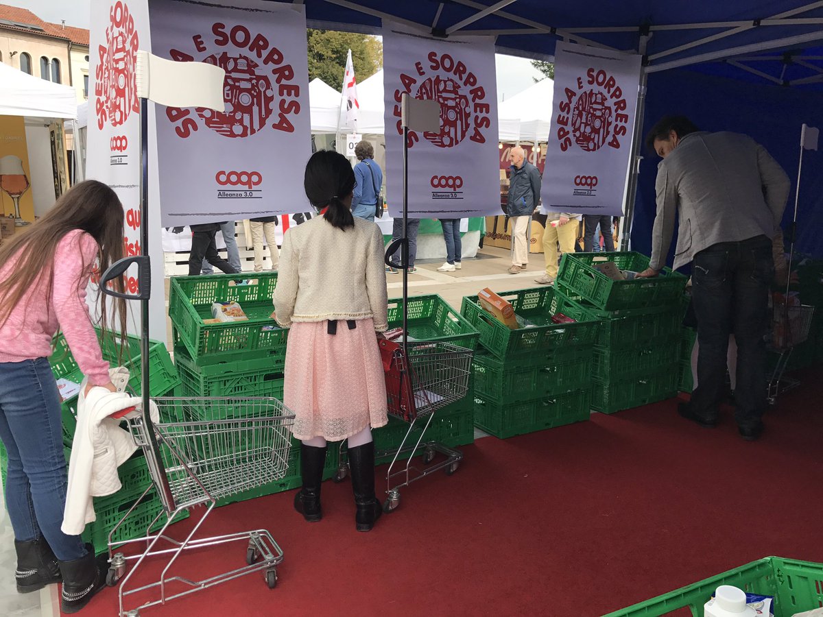 iFoodit's tweet photo. Le bambine giocano e imparano a fare la spesa #oderzoFF @oderzofoodfest @Coopitalia https://t.co/kRIwWtt6ky