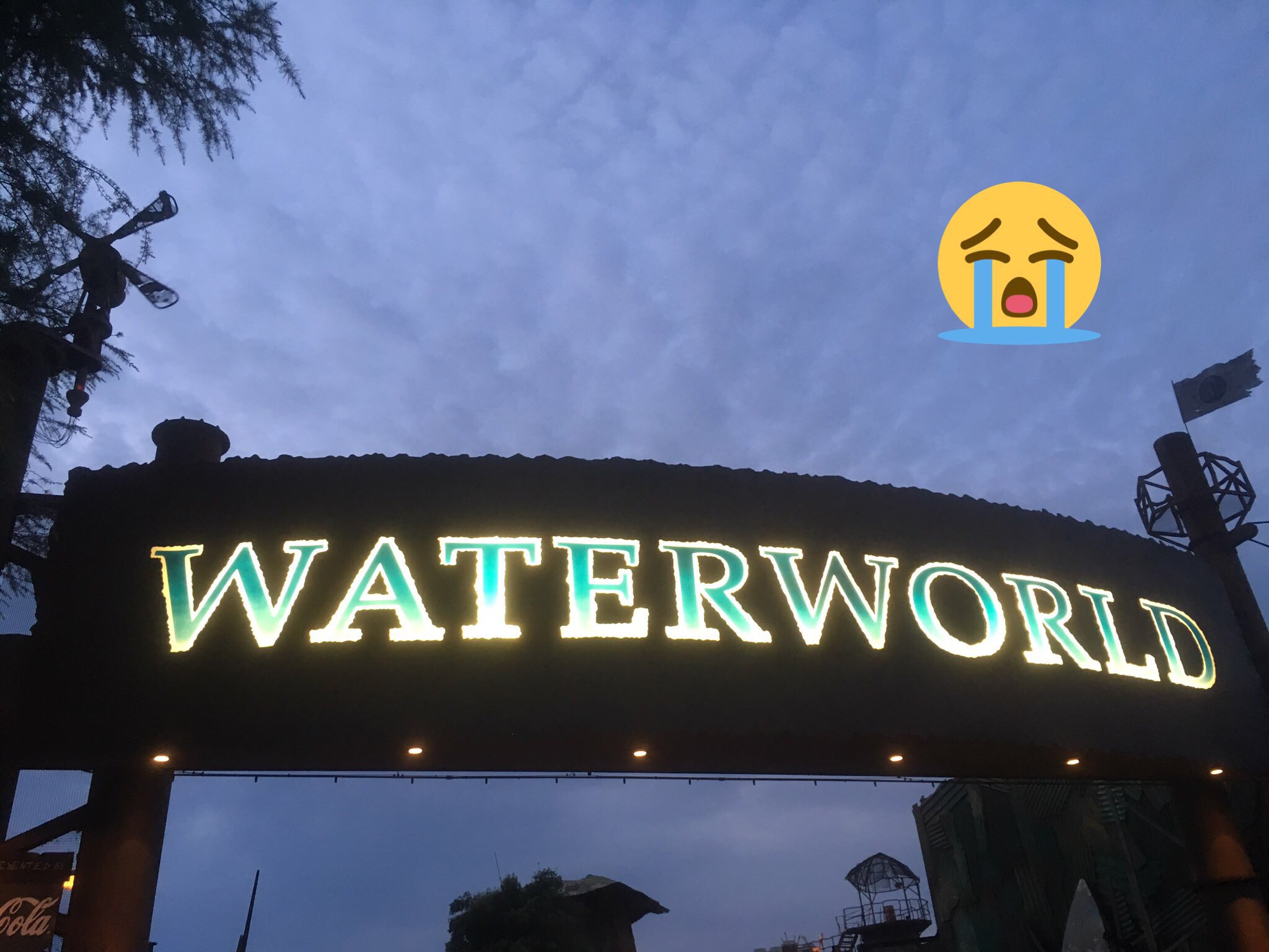 ｕｓｊのツボ Usj なう ワンピースプレミアショー幻の千秋楽 １９時 ウォーターワールドのスペグリ会場前で ワンピースの曲が流れました スペグリの開始です ワンピースショーの最後です T Co Tsjohslwkv Twitter