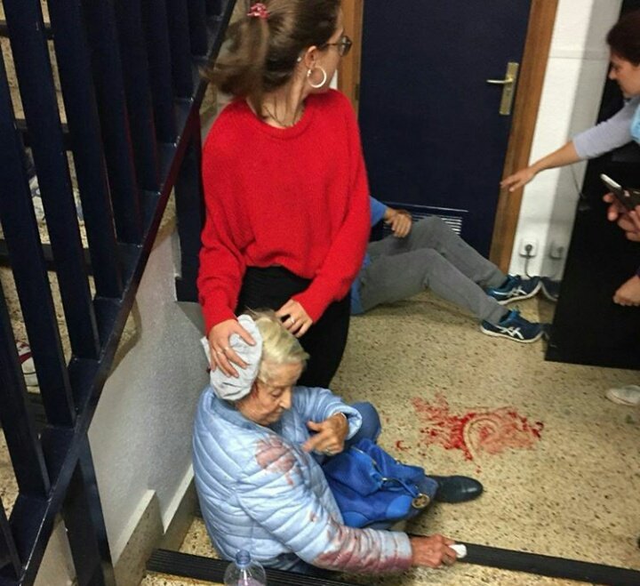 mistermathiu's tweet photo. Y esto es lo que pasa cuando se reclama lo que es nuestro por derecho: LIBERTAD.

ESTO ES LAMENTABLE. #CatalanReferendum #1Octubre https://t.co/fTnQwauaZb