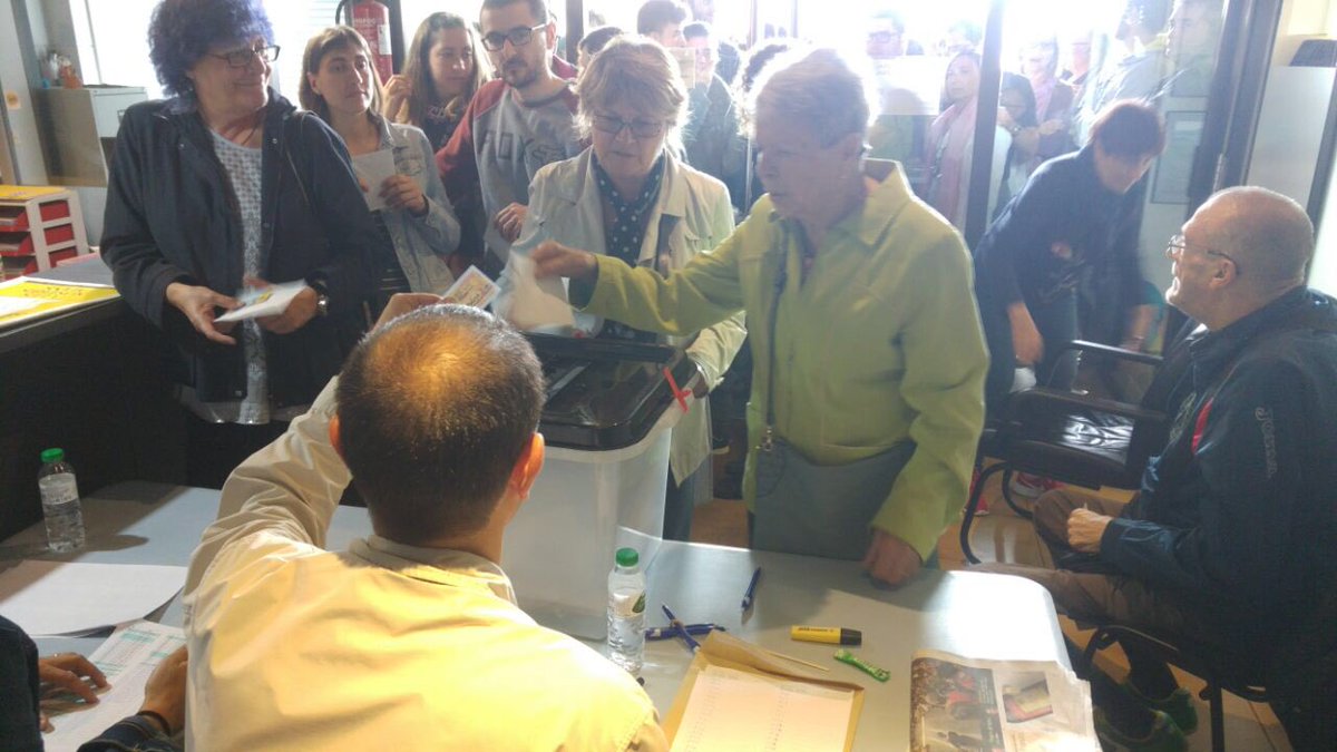 CEM_Olot's tweet photo. Seguin votant a #Olot pel #Referèndum d'autodeterminació. Gràcies a totxs per la paciència. https://t.co/mjDct6d8BA