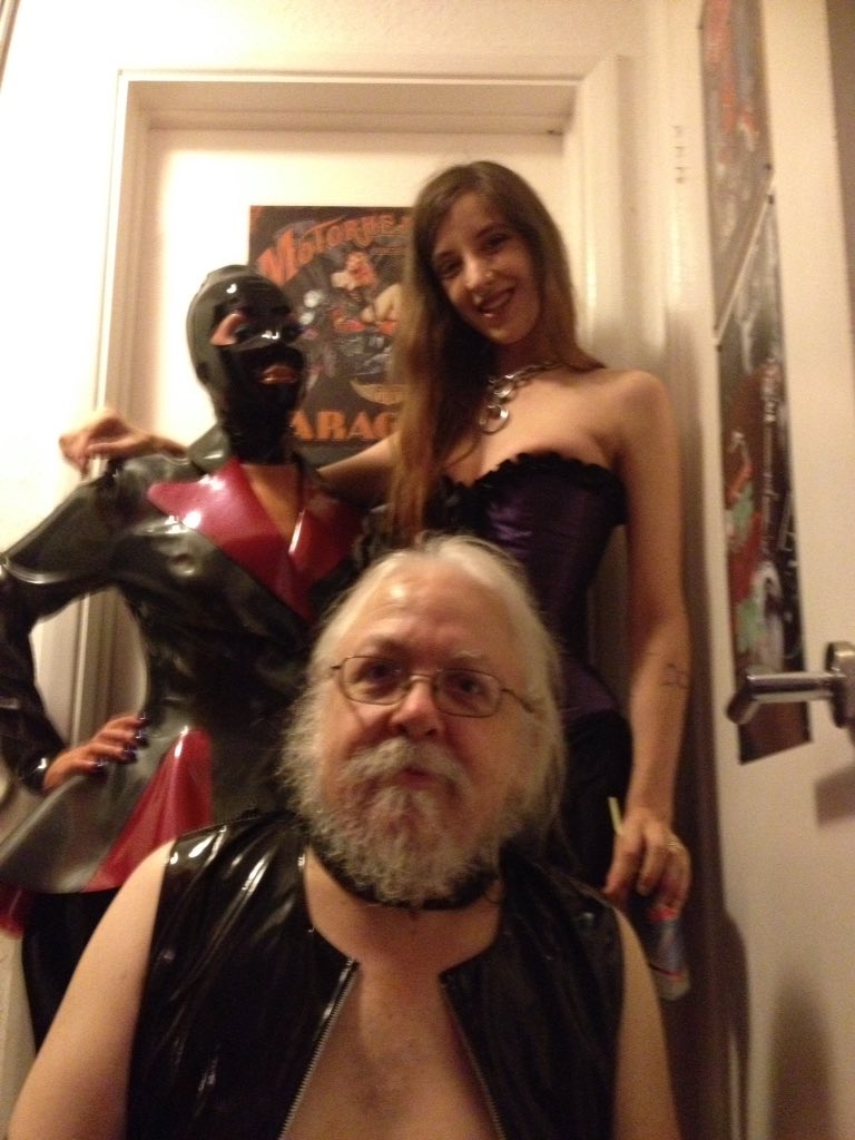 Kinkyrubberdol2's tweet photo. Myself #MistressGeni #MasterKeith #loulou #hector https://t.co/cQ8TWkaPPV