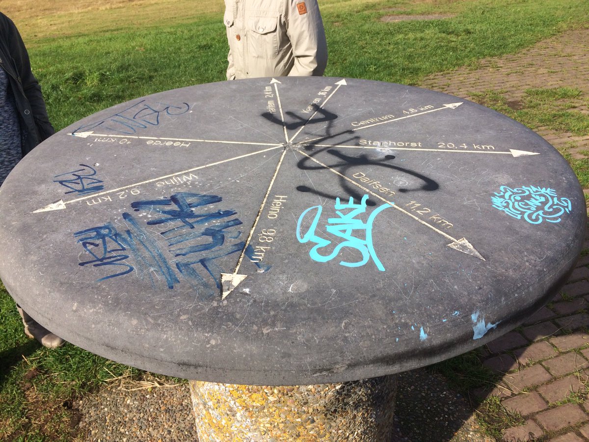 Jammer #vandalisme hier op de dijk #zwolle vlakbij de #ijsselcentrale #harculo #gemeentezwolle