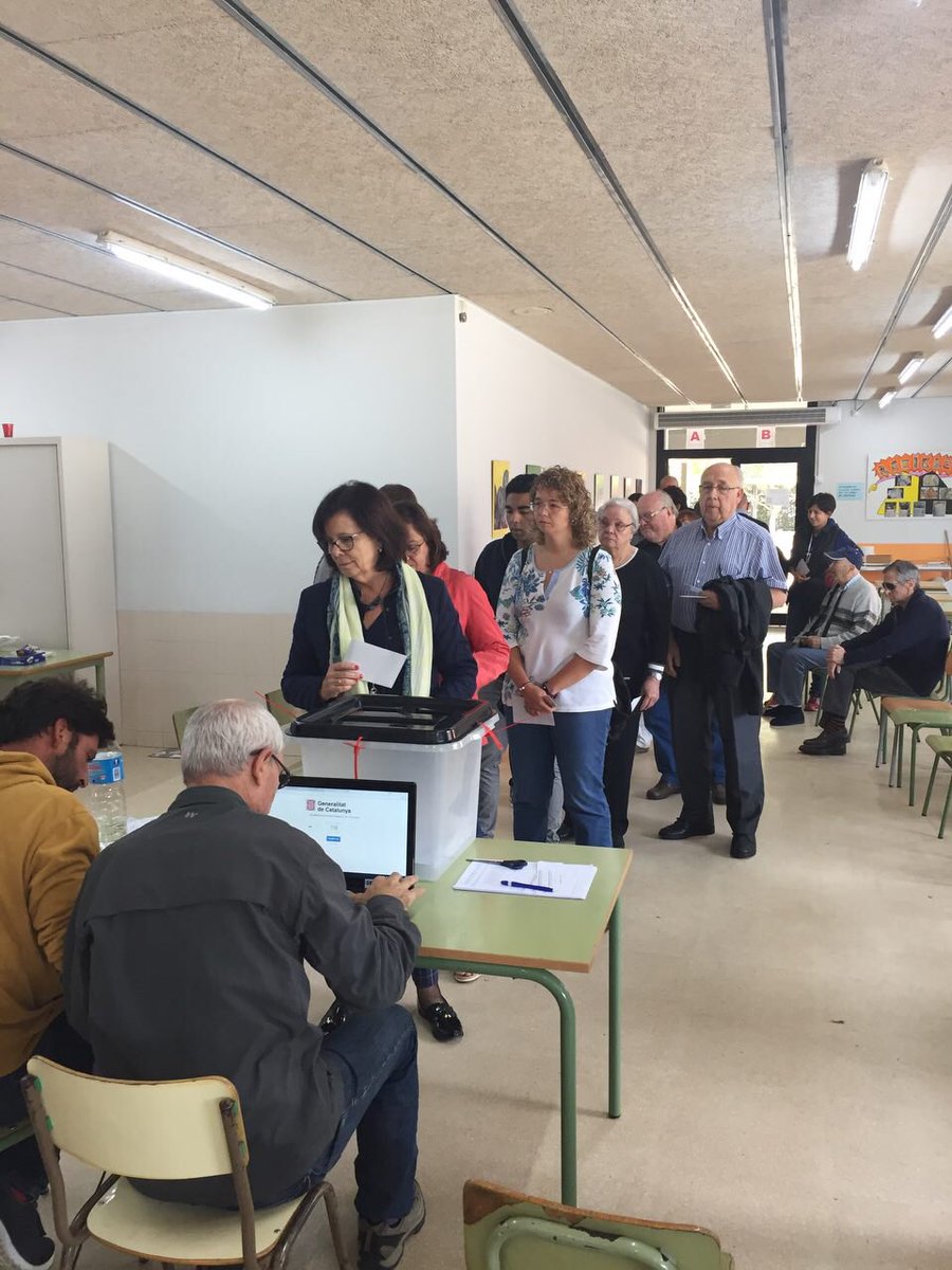 CEM_Olot's tweet photo. Normalitat, tot i els talls intermitents, en els col.legis d'Olot. En alguns han pogut votar poques persones. https://t.co/T2yF7xIPfz