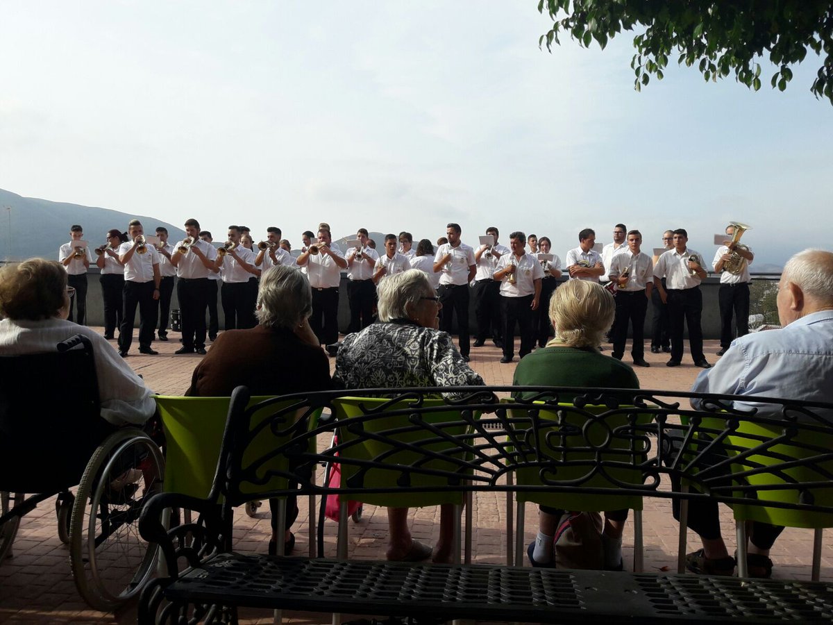 clavoscristoBER's tweet photo. En estos momentos finalizamos nuestro concierto con motivo del Día del Mayor en la residencia de mayores de nuestro municipio. https://t.co/4I0vHmPuCD