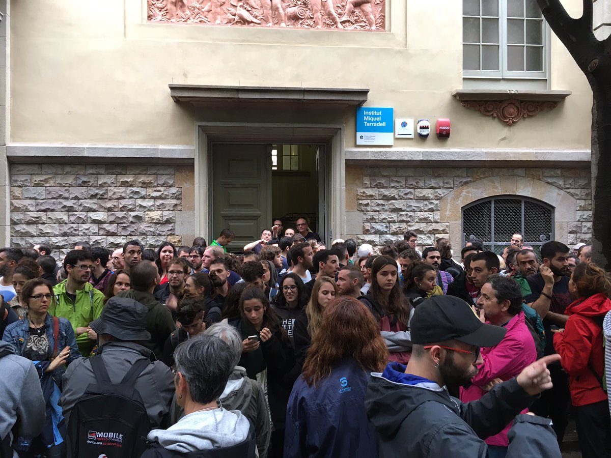jacques_vw's tweet photo. Catalans wait to vote in the Raval. Very little police presence https://t.co/nKORAtRqCm