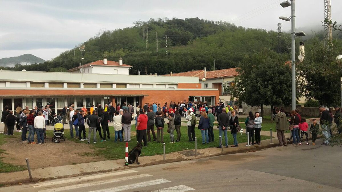 CEM_Olot's tweet photo. Molta gent espera votar, si seguim així tothom podrà votar. https://t.co/XW6GFbxRTm