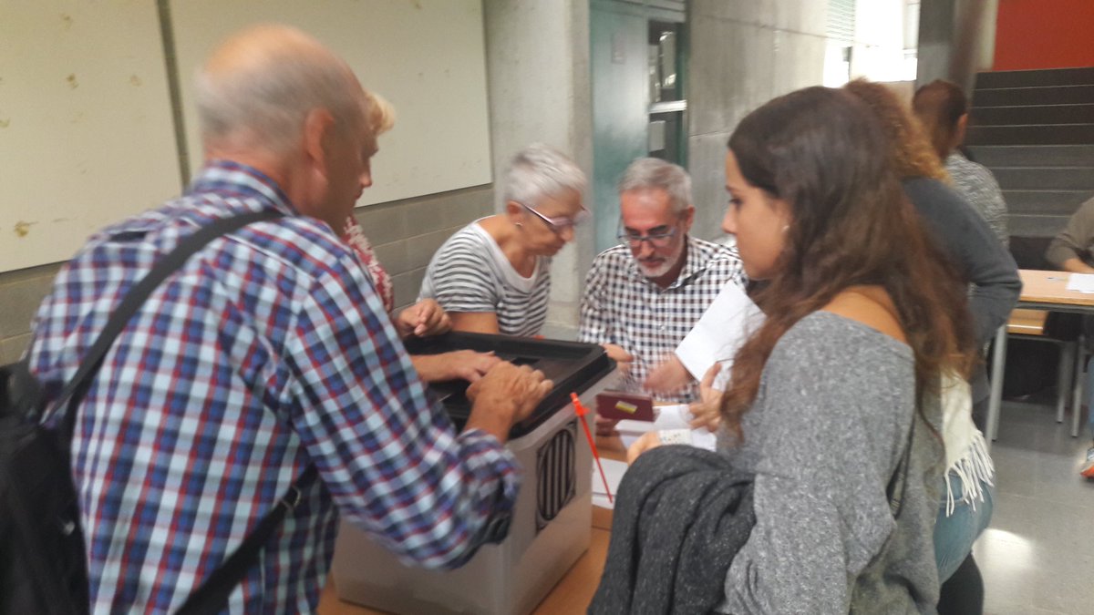 davidangelagam's tweet photo. Cues i empentes per votar a l'IES M.Roig, a Sant Andreu de la Barca, on hi ha la comandància de la Guàrdia Civil a Catalunya #1OCatRàdio https://t.co/3RzQTt5i4I