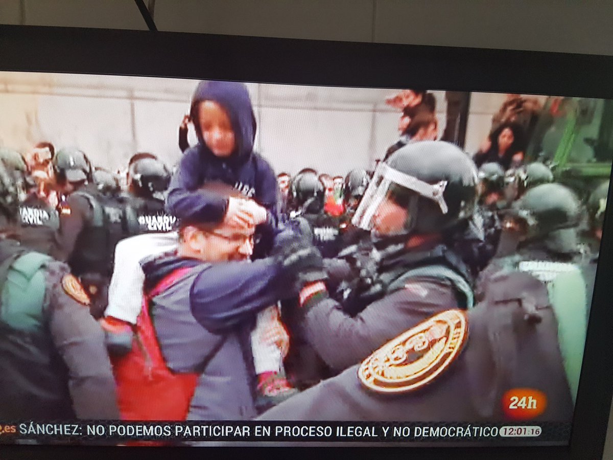 estermf's tweet image. Esto no lo ponéis? De esto no hablais?La GC haciendo razonar a un padre de que baje a su hijo y se lo lleve.Poca cabeza veo aquí..