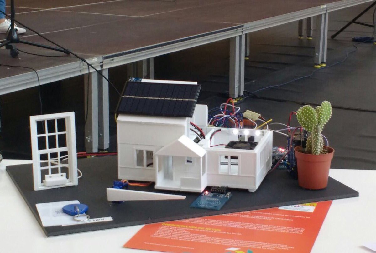 Cuatroochenta's tweet photo. Maqueta de #smarthouse con #IoT impresa en #3D para uno de los proyectos desarrollados por estudiantes de @MakersUPV en #HackathonCS2017 https://t.co/gWe7NwX0ad