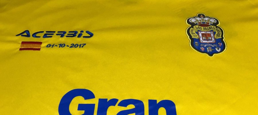 A3Noticias's tweet photo. La UD Las Palmas lucirá una bandera de España en su camiseta en el partido ante el Barcelona en el Camp Nou #1octA3 https://t.co/CPkXRH6ZjZ https://t.co/IcDDGItBlD