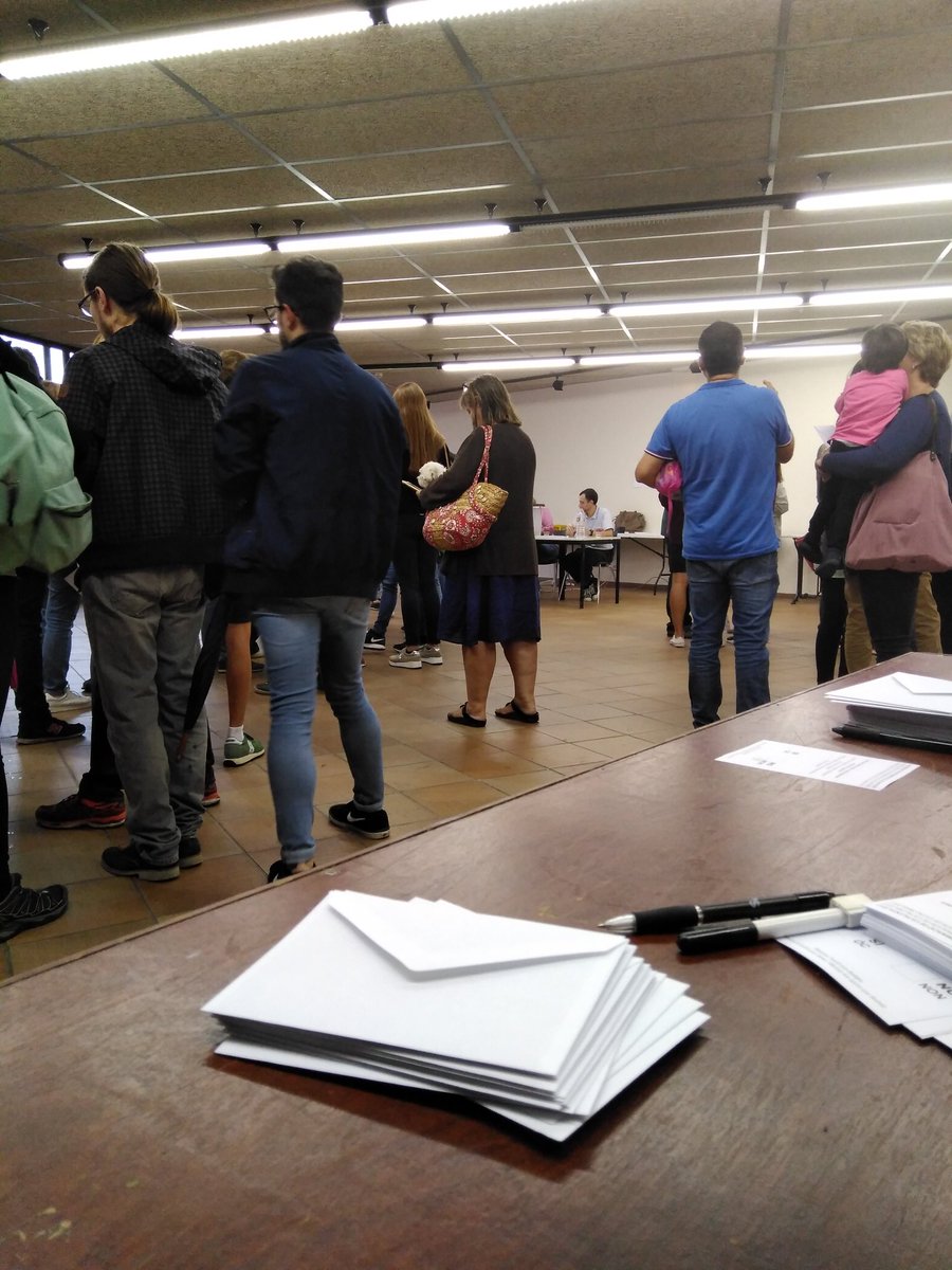 A Sant Cugat les votacions segueixen tot i la repressió i els atacs brutals i injustificats de la Policia Nacional i la GC. Seguim!