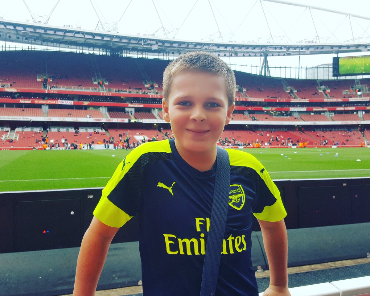 jemmab31's tweet photo. #arsenal #AFCvBHA my son would love to join u on the pitch at halftime #dream #drramscometrue ⚽️ https://t.co/7hT3qH6vCs
