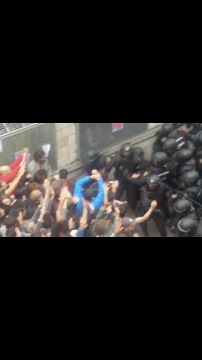 nil_salomo's tweet photo. Que trist...#CatalanReferendum2017  
@Reuters
@AP
@BBCNews 
@guardian
@Independent
@thetimes
@nytimes
@washingtonpost
@afpfr https://t.co/HoPrwL6AvZ