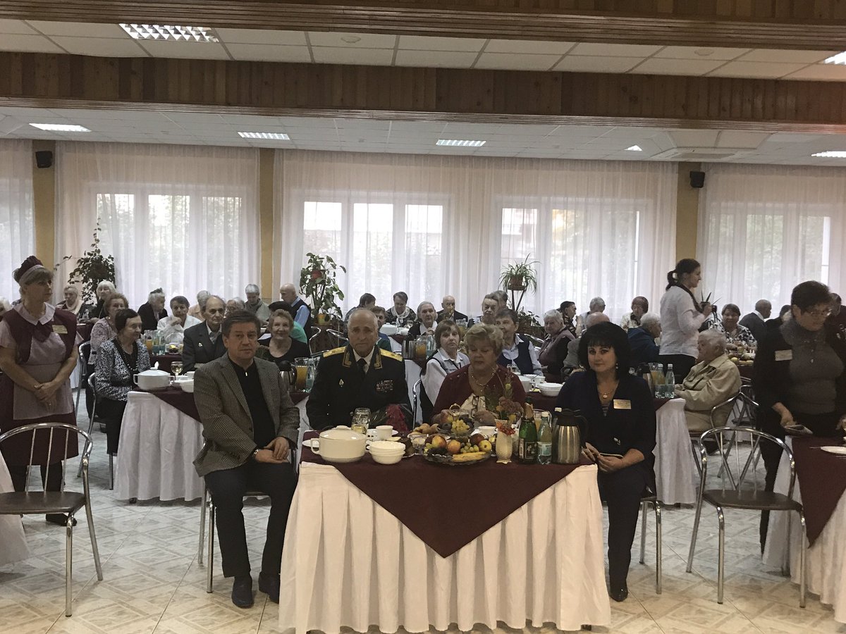 VladDTSZN's tweet image. Поздравил ветеранов 31 го пансионата с Днем старшего поколения. В пансинате  200 чел.старше 80 лет,97чел.более 90 лет, трое старше 100 лет.