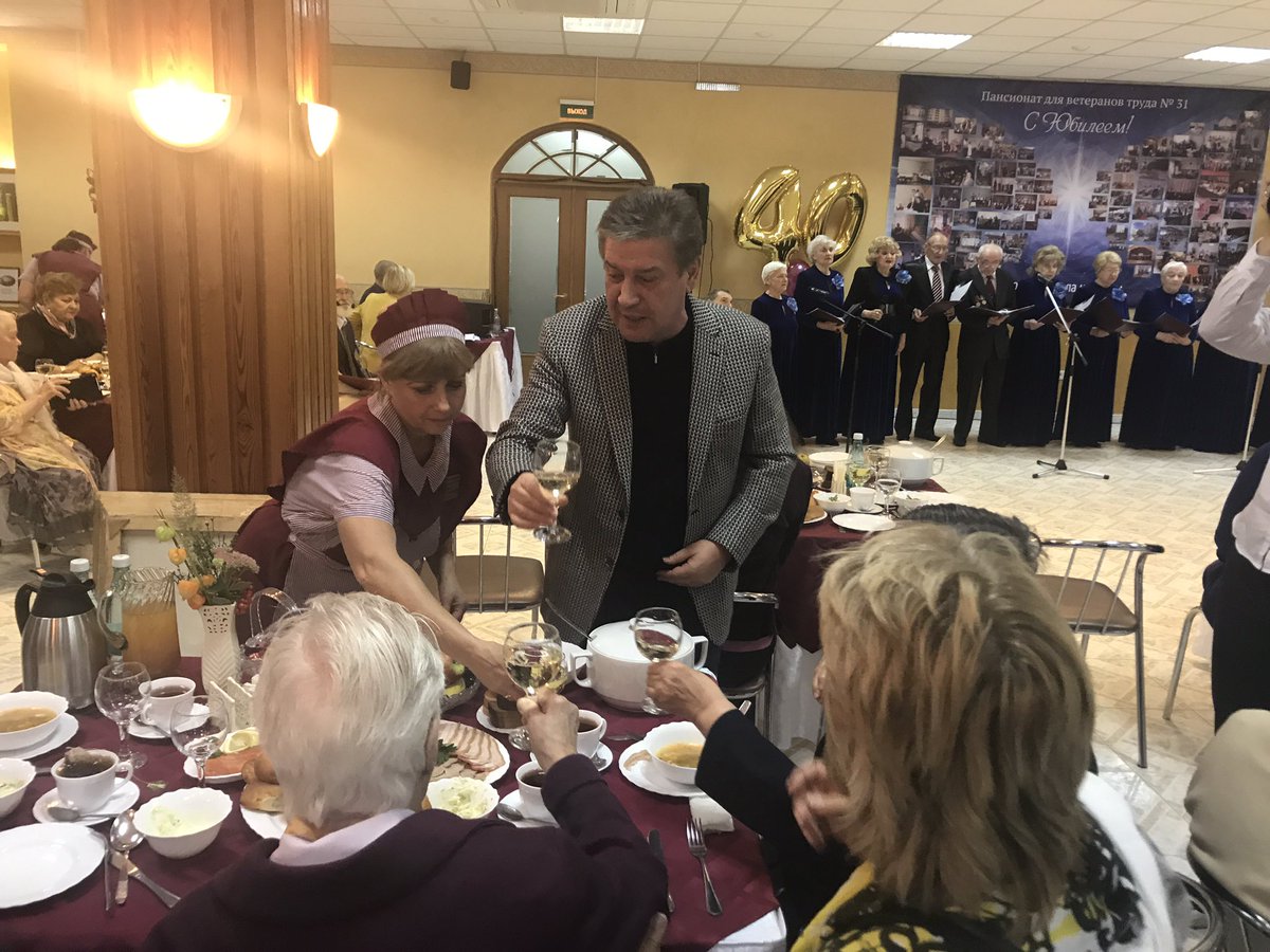 VladDTSZN's tweet image. Поздравил ветеранов 31 го пансионата с Днем старшего поколения. В пансинате  200 чел.старше 80 лет,97чел.более 90 лет, трое старше 100 лет.