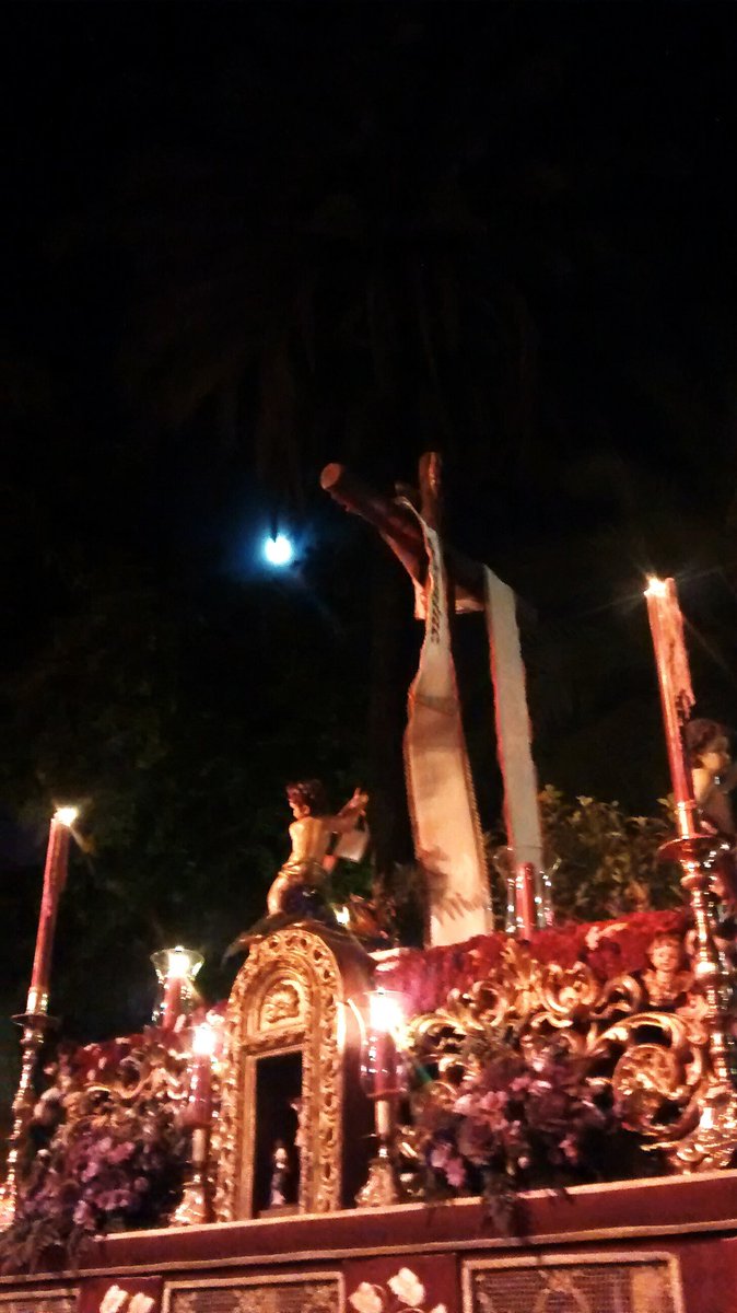 📷 La juventud de la Hermandad de la Sagrada Cena acompañó un año más al <a href="/GJCristoDGracia/">GJ Cristo de Gracia</a> en la salida procesional de la Santa Cruz.