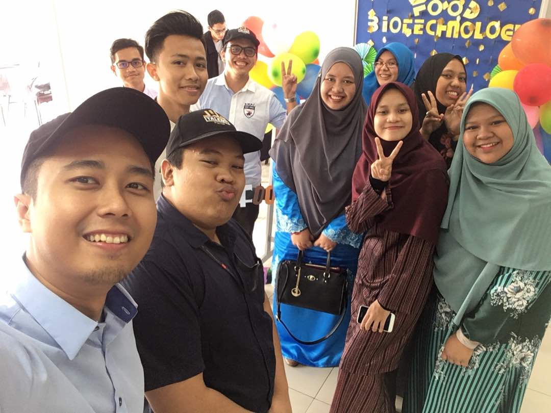 4m4n198's tweet photo. Bintang berkelip sungguh bersinar,
Kami disini untuk Halal Food Seminar.🌟
#IPBPutrajaya
#HAFOS17
#USIM https://t.co/VQuZvMu8Qc