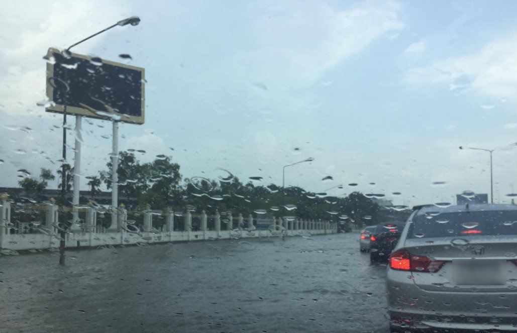 fm91trafficpro's tweet photo. 13.19 น. ถ.พหลโยธิน ทั้งขาเข้า และขาออก ช่วงอนุสรณ์สถาน ในะื้นที่มีน้ำท่วมขัง หลังจากฝนตกลงมาอย่างหนัก #FM91 

Cr.NuPle Ple https://t.co/EgNb0oNTfs