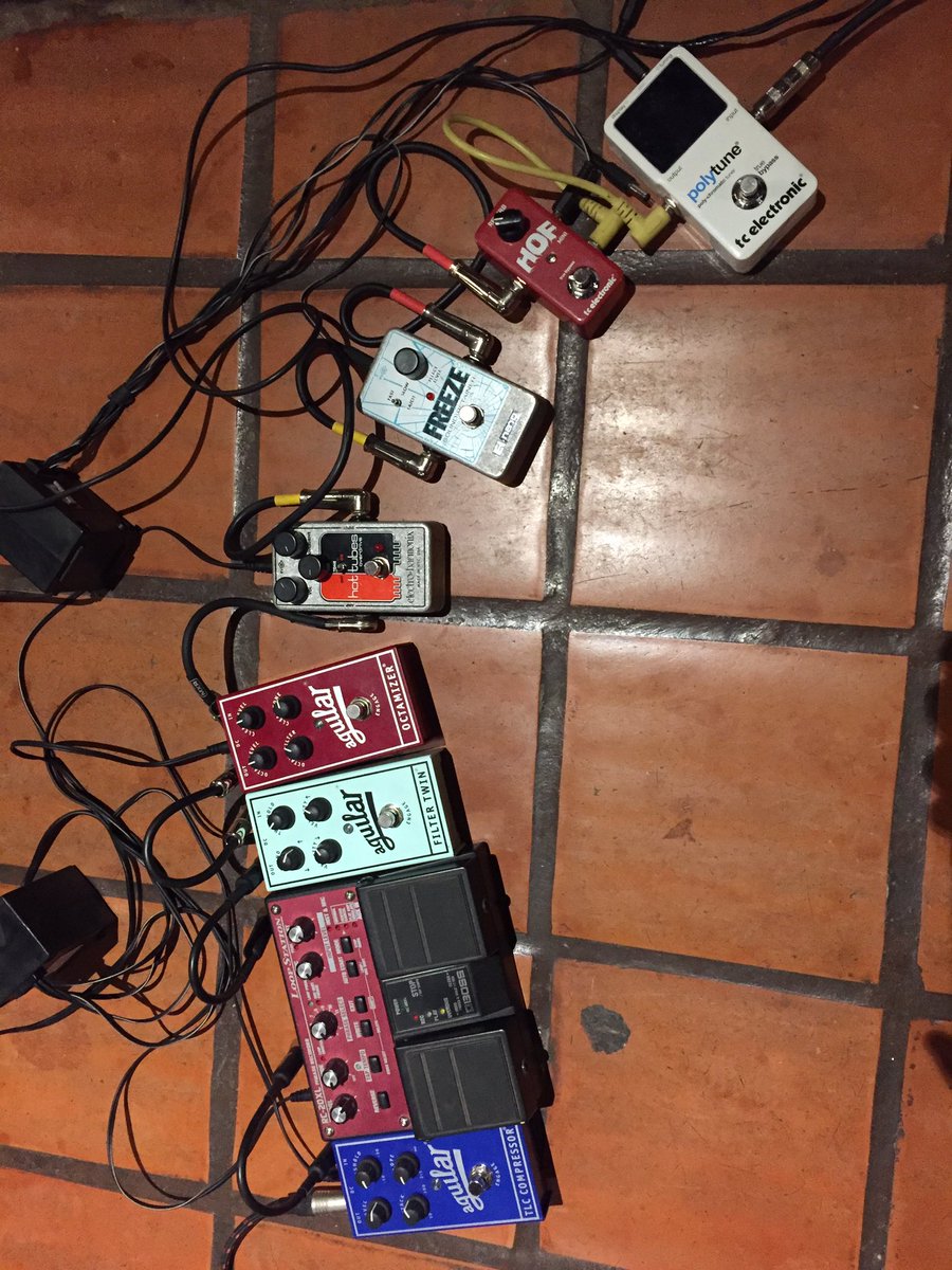 PRESENTATRIO's tweet photo. Los pedales de bajo para esta noche @aguilaramp @EHX @tcelectronic #tlccompressor #filtertwin #octamizer #freeze #hof #polytune #hottube https://t.co/rWmAx2HrWE