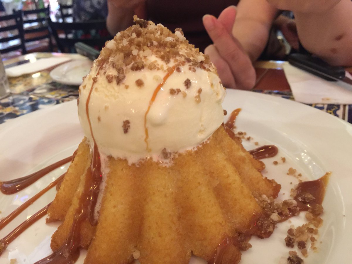 GingCL03's tweet photo. Dessert time is the best 😋 #ChilisPh https://t.co/2o0n0ocaXj