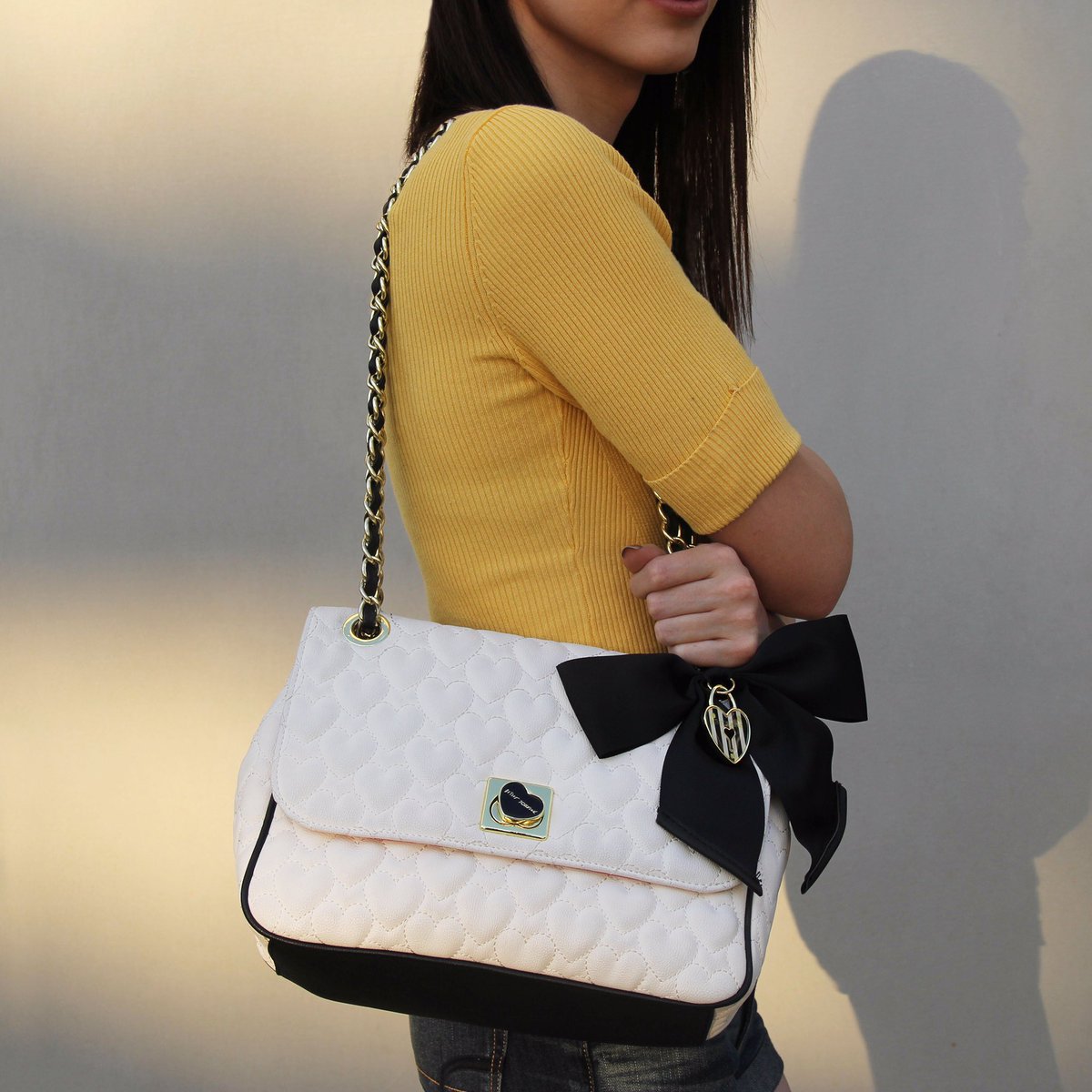 thecaseyblake's tweet photo. Let's give @katespadeny a moment right here 👛👑👛 #NotSponcered https://t.co/domaGbOHkz