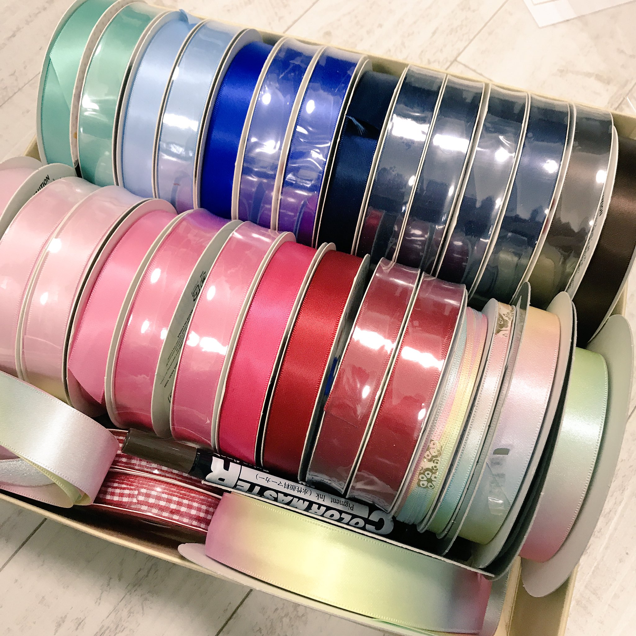 カナイユウ ダイソーのリボンが優秀なのでストック レインボーは東京リボンとシモジマの 箱買いして今後も使いたいくらい 片面サテンだけど10メートル100円だからね ラッピングによく使ってる ˆoˆ T Co Azuxj8w1on Twitter