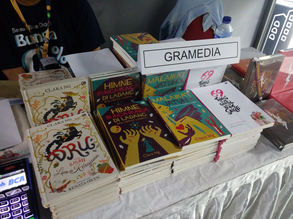 bukugpu's tweet photo. Diskusi buku "Himne Bunga-bunga di Ladang & Cerita Lainnya" @clara_ng, baru dimulai 😊 Yuk, gabung di @IFI_Indonesia Thamrin #Fest100%Manusia https://t.co/mvV0XdW1eT