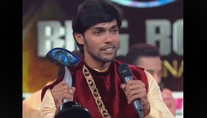 ZeeTamilNews's tweet image. #BiggBossTamilGrandFinale நிகழ்ச்சியில் #Aarav வெற்றி!! zeenews.india.com/tamil/movies/a… @AaravNafeez @AaravArmy #AaravArmy #Aarav