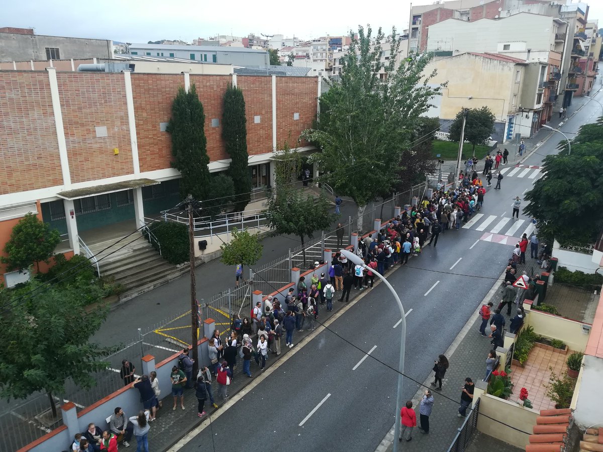 MarcRamia's tweet photo. A part d'història estem fent, compartint i cuidant la democràcia! #1oct #referendumCAT #Satorras #Mataró https://t.co/C9YebN5RJy