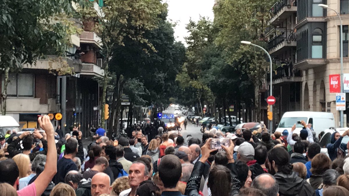 3CatInfo's tweet photo. Antidisturbis obren pas a l'escola Ramon Llull a la Diagonal a Barcelona (Fotos @Xestanyol a #1OTV3)
https://t.co/UVFGvfKgny https://t.co/UZ7HKTSVUG