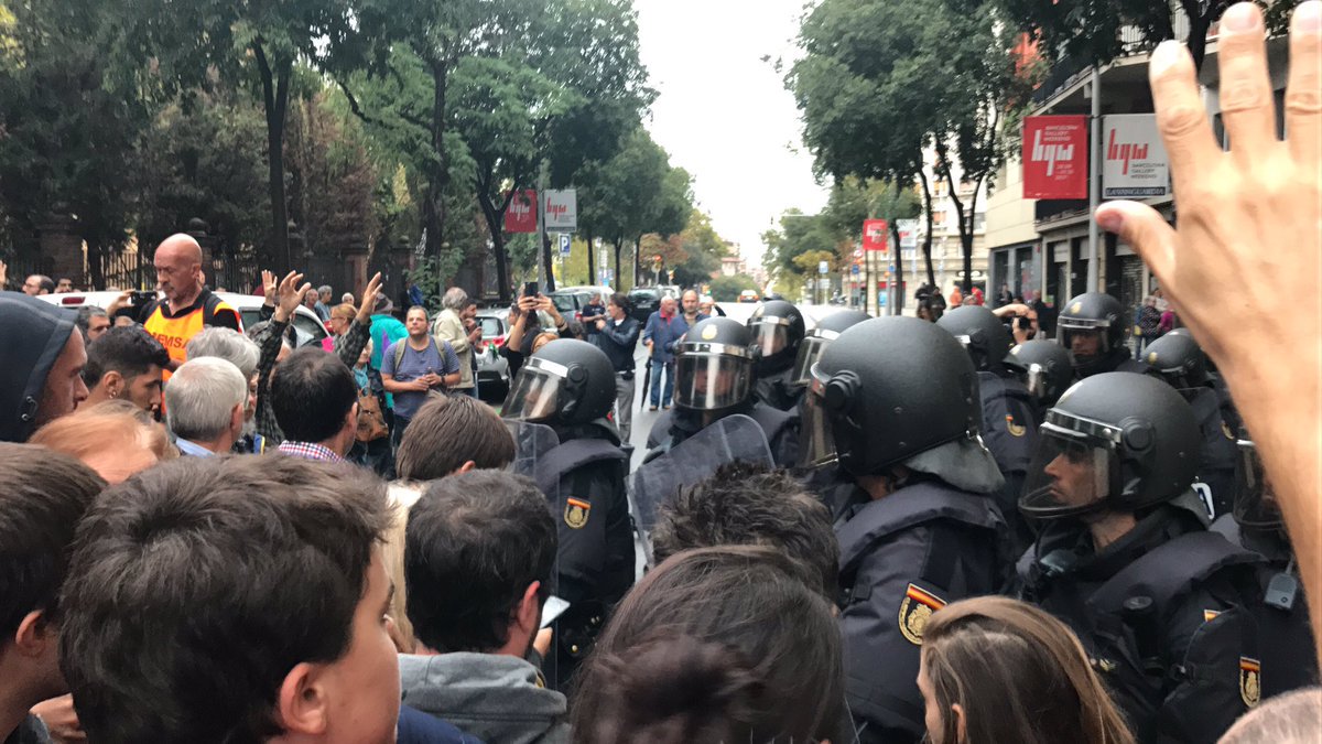 3CatInfo's tweet photo. Antidisturbis obren pas a l'escola Ramon Llull a la Diagonal a Barcelona (Fotos @Xestanyol a #1OTV3)
https://t.co/UVFGvfKgny https://t.co/UZ7HKTSVUG