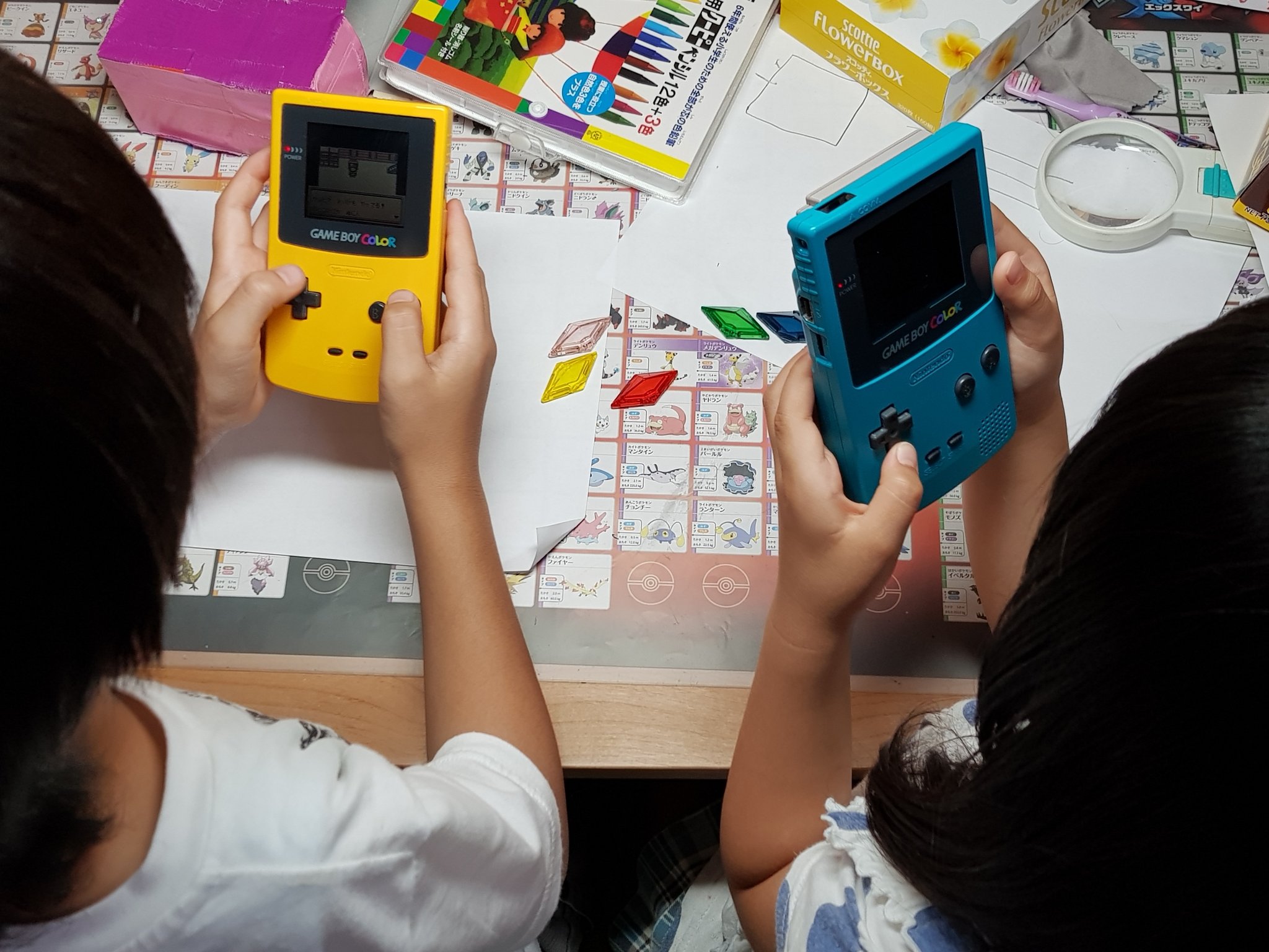 ねこ吸い 10年生まれと13年生まれがゲームボーイカラーで1996年発売のポケモン赤緑をやってる T Co Kylnsa9s22 Twitter