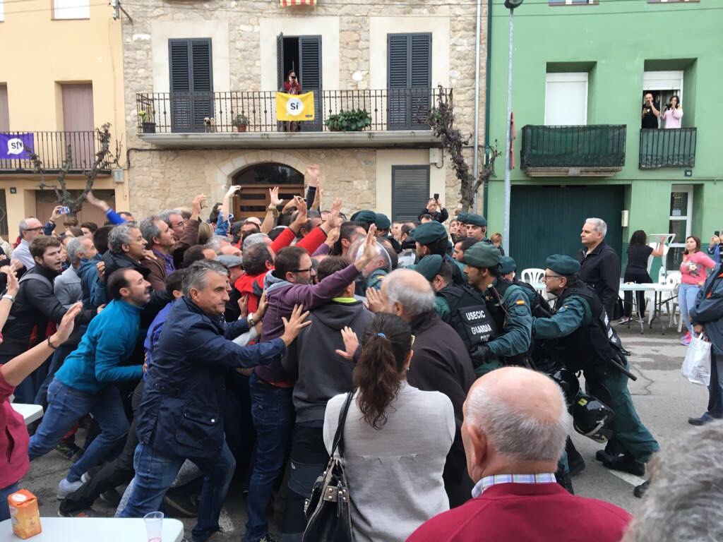 velasc_alberto's tweet photo. A Artesa de Lleida la Guardia Civil està carregant contra la població civil #CatalanReferendum https://t.co/FV27kI7kLl