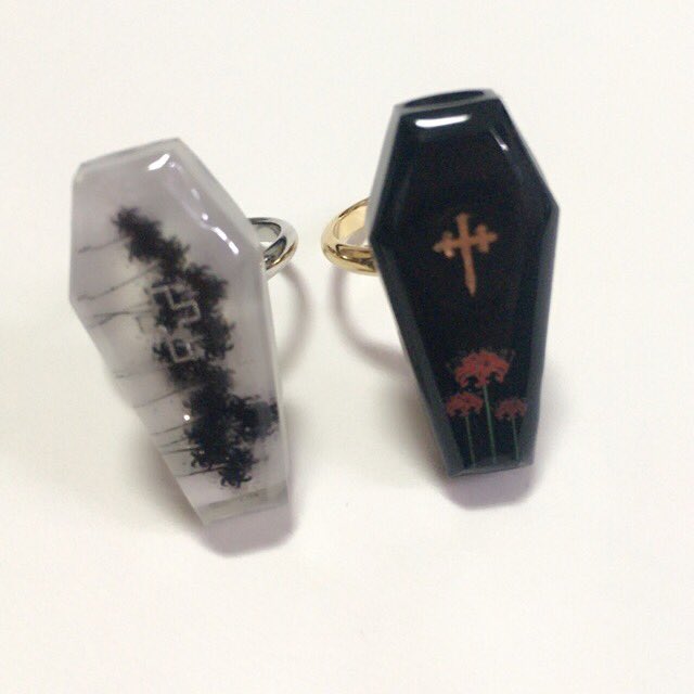 朧月館 A Twitter そして昨日のお迎え品 口だけ番長さん Bancyochan の彼岸花棺桶リングと うさぎ印 Waka 8 さんのカラスのループタイ 彼岸花棺桶リングはツイッターでみて欲しすぎたのでお迎えできてとても嬉しい カラスのループタイも猛烈かわいくて