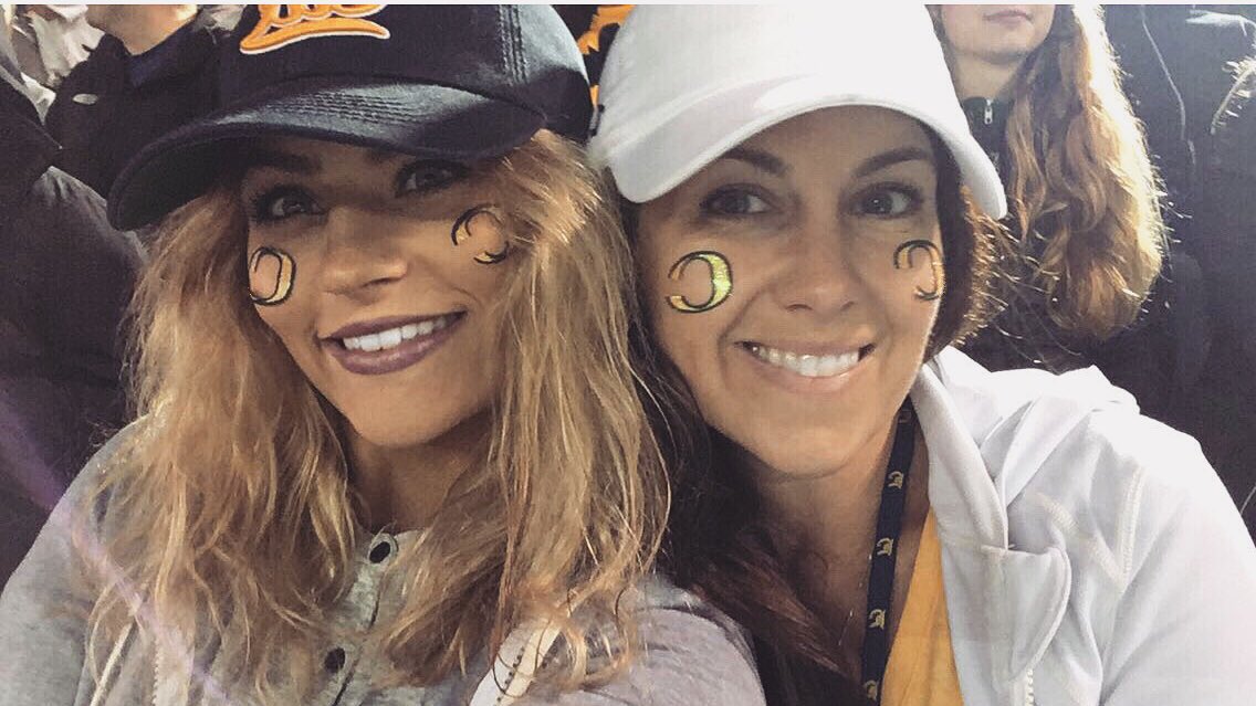 mikaelamce's tweet photo. We love our UC Golden Bears 💛💛💛#Berkeleylove https://t.co/ky0GE3tHcM