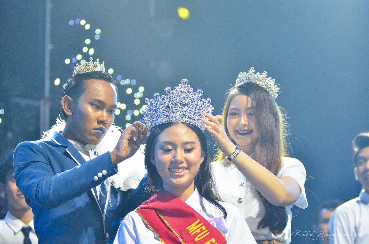 MFUworker's tweet image. อันนี้แม่ตัวจริง ✨พี่ซันนี่✨ พี่องค์การนักศึกษาและช่างแต่งหน้าตัวท้อป แอดเคยกลัวพี่เค้ามากดูดุๆ แต่ตัวจริงโคตรฮา😂งานปังๆต้องยกให้พี่เค้าล่ะ👍